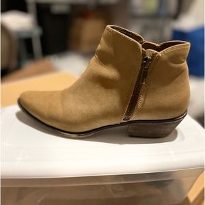 Comfortable tan booties, in suede, little use in good condition.